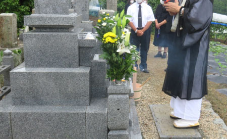 墓前での法要