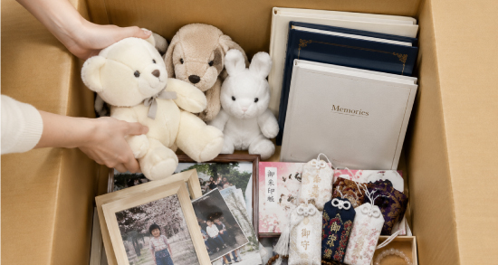 箱へ供養品を入れている写真